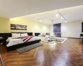 Iksan Roman Drive-in Hotel - Iksan - Living room