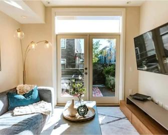 Contemporary Luxe 3 BR Townhouse + 2 free parking - Vancouver - Living room