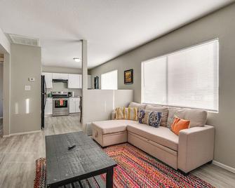 2 Mi to Dtwn & Chase Field: Condo w/ City View! - Phoenix - Sala de estar