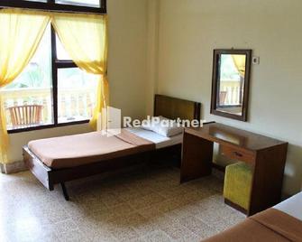 Pulau Bali Hotel Denpasar Mitra RedDoorz - Denpasar - Bedroom