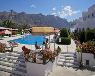 晴朗景觀酒店 - 科斯島 - 卡達麥納 - 游泳池