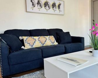 Home in Prattville. 2 min to Prattville Baptist Hospital & 15 min to Maxwell AFB - Prattville - Living room