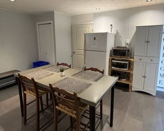 Spacious 2 bedroom suite on private lot - Pemberton - Dining room