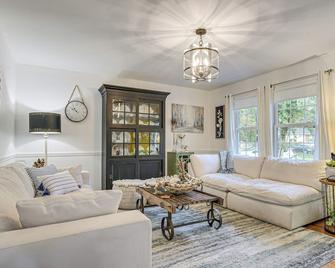 4 Mi to Falls Lake: Dog-friendly Wake Forest Home - Wake Forest - Living room