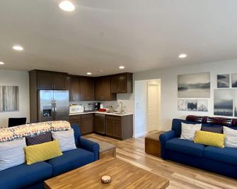 Luxury and Cozy Villa in the Vineyard (Pet Friendly!) - Sherwood - Living room