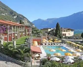 Residence Borgo Dei Limoni - Appartamenti con Garage - Gargnano