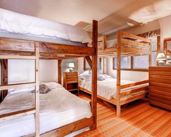 Sweet Life - Vermont Chalet - 6 person Indoor Hot Tub - 15 min to Killington - Pittsfield - Habitación