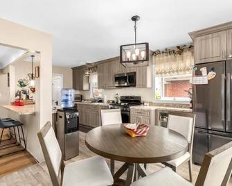 Cozy 3br Gem - Near Detroit Airport - Livonia - Kitchen