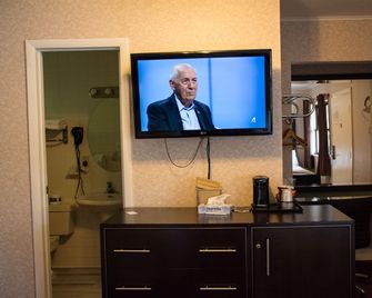 Atlantic Inn & Suites - Wall - Kamervoorziening
