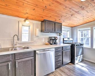 Idyllic Fayetteville Home - Walk to UA Campus! - Fayetteville - Kitchen