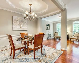 3 Mi to Avalon: Townhome w/ Balcony in Alpharetta! - Alpharetta - Dining room