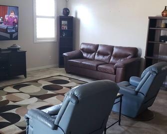 Quite Paradise Fun, ATV riding ,Boating,Swimming ,Casinos\nSorry no pets allowed - Fort Mohave - Living room