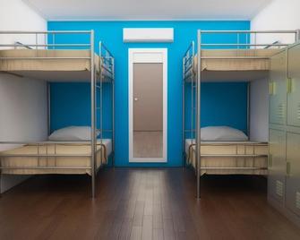 CX Hostel Kuta Raya - Kuta - Schlafzimmer