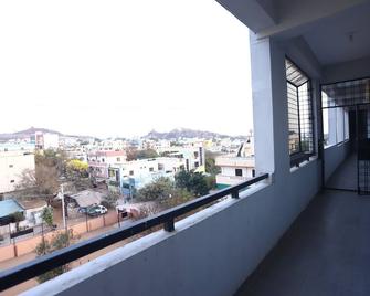 2-Bedroom condo in Secunderabad , quite, secured, & charming place with parking - Secunderabad - Balcón