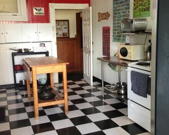 Howzit Hostels Hawaii - Hilo - Kitchen