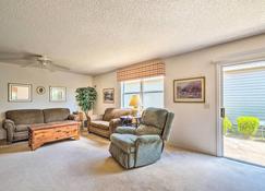 Sunny Home in The Villages with Lanai and Pool Access! - The Villages - Living room