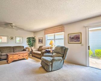 Sunny Home in The Villages with Lanai and Pool Access! - The Villages - Living room