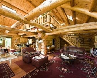 The Honey Dew Log Lodge in Egg Harbor Door County Wisconsin - Egg Harbor - Living room