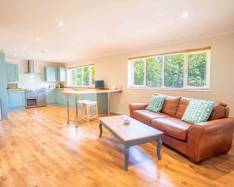 Long Lane Stables Lodge. Spacious Country Retreat - Wincanton - Living room