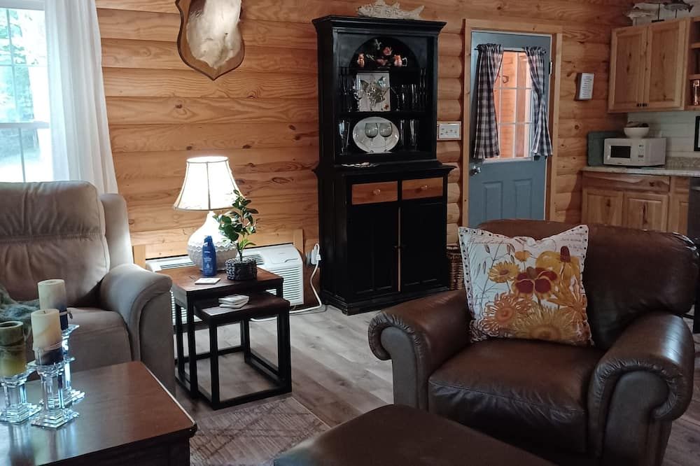 Welcome to Whipsaw a beautiful cottage ,just a 5 minute walk to see the lake!! - Mammoth Cave - Living room