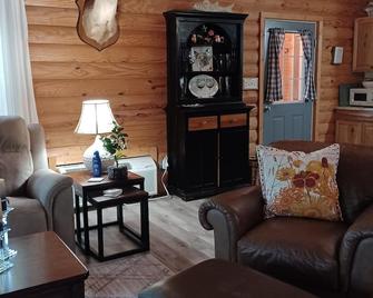 Welcome to Whipsaw a beautiful cottage ,just a 5 minute walk to see the lake!! - Mammoth Cave - Living room
