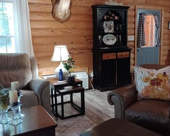 Welcome to Whipsaw a beautiful cottage ,just a 5 minute walk to see the lake!! - Mammoth Cave - Living room