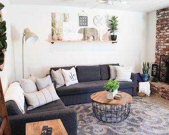 Newly Renovated! Cozy Condo In Quiet & Safe Neighborhood Near Sequoia Park - Візалія - Вітальня