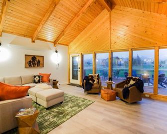 Clean and Chic Mountain Home w/ Stunning Teton Views - Driggs - Living room