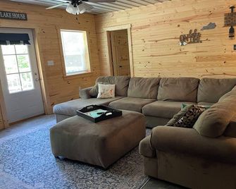 Cozy Cabin with hot tub, just minutes from Nolin lake and Mammoth Cave park! - Leitchfield - Living room