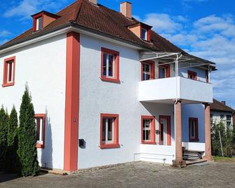 Monteurwohnung 'André' bis 6 Personen mit gratis Parklätzen und Grill und WLAN 3x Schlafzimmer und Grill bei Würzburg - Veitshöchheim - Gebäude