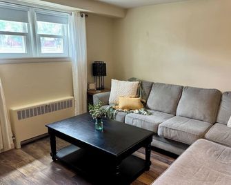 Awesome Abode - South Side! - Miles City - Wohnzimmer
