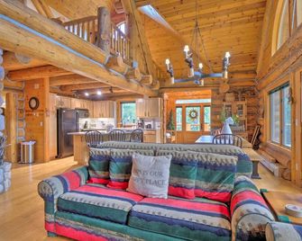 A Creek Runs Through It Luxury Log Home - Westcliffe - Living room