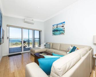 Luxury Beachside Accomodation - Lancelin - Living room