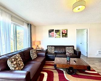Cheerful 4-bedroom home nearby beach - Daly City - Living room