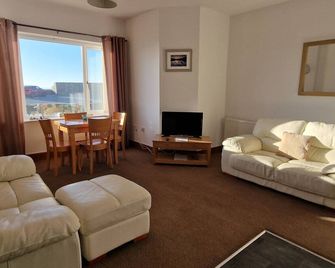 Stunning Beach Front Apartment- Sands - Wendon - Ground Floor - Caernarfon - Sala de estar