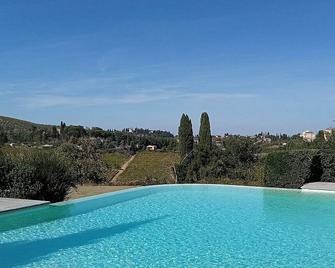 Appartamento Reginaldo E: A bright apartment in the characteristic style of the Tuscan countryside, with Free WI-FI. - San Gimignano - Piscine