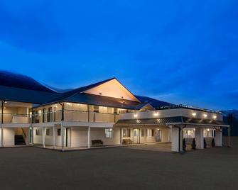 Travelodge by Wyndham McBride - McBride - Building