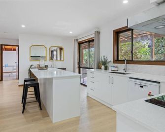 Elegant 4BR Residence Friendly Haven in Calamvale - 런콘