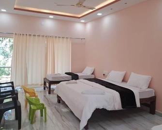 Ocean Mist Beach Homestay - Māvalli - Bedroom