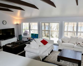 Lakefront Getaway - Less than 2 hrs from NYC - Private Lake Access / Hot Tub - Milford - Huiskamer