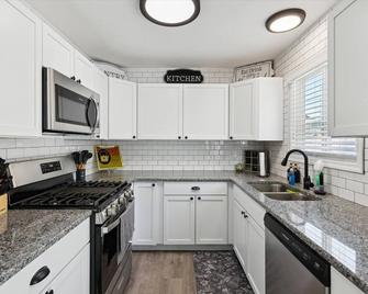 Pet-Friendly Large-Group Oasis - Bay City - Kitchen