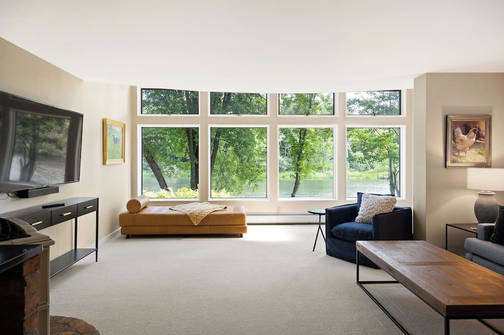 Downtown Middlebury River House - Middlebury - Living room
