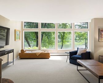Downtown Middlebury River House - Middlebury - Вітальня