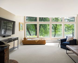 Downtown Middlebury River House - Middlebury - Living room