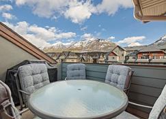 Modern & Bright with Panorama Views, 2 bedrooms, 4 beds, heated all-year outdoor pool, hottub, balcony, Banff Park Pass - Canmore - Balcony
