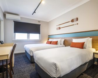 نايتكاب آت أوشن بيتش هوتل - إتّالونغ بيتش - غرفة نوم