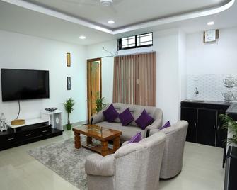 OYO 5566 The Blu Bell - Guwahati - Sala de estar