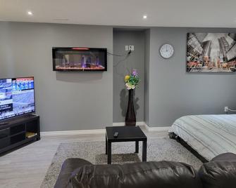 Staycation Apartment, Free Parking ,kitchen & washroom ensuite - Londen (Canada) - Slaapkamer