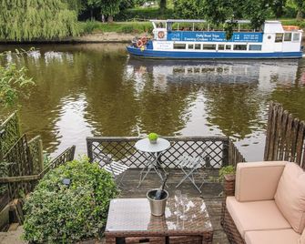 Riverbank, Family Friendly, With A Garden In Shrewsbury - Shrewsbury - Patio