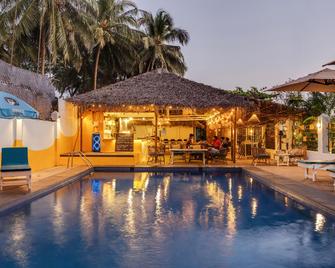 Earthy Hostel by the River - Morjim - Morjim - Pool